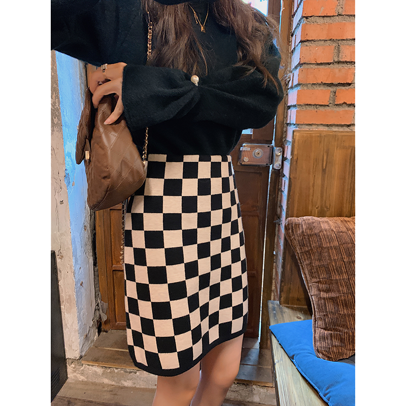 Women’s Knitted High Waist A-Line Mini Skirt – Grid Pattern, 44cm | Waist 64–74cm | Black & White